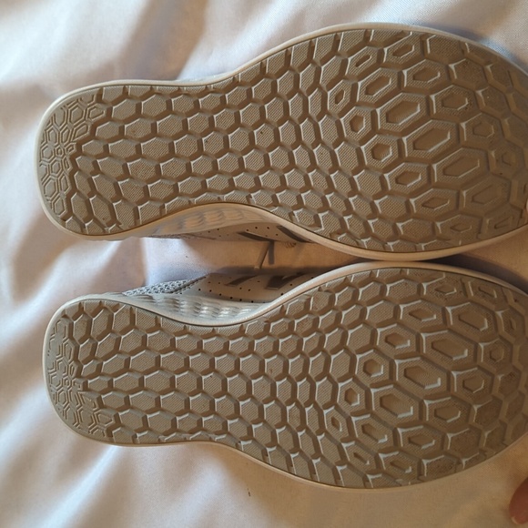 New Balance Tennis Shoes in Gray Size 8.5 - Picture 4 of 6